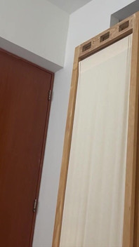 Tatăl vitreg se excita ajutându-mă să aleg o rochie de plajă