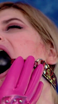 Sensual mordaza y juego de hielo Dos lesbianas bdsm calientes en pvc, fetiche pareja amante y chica