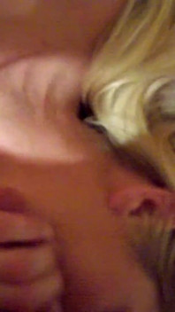 Rubia disfrutando de la polla de su hombre