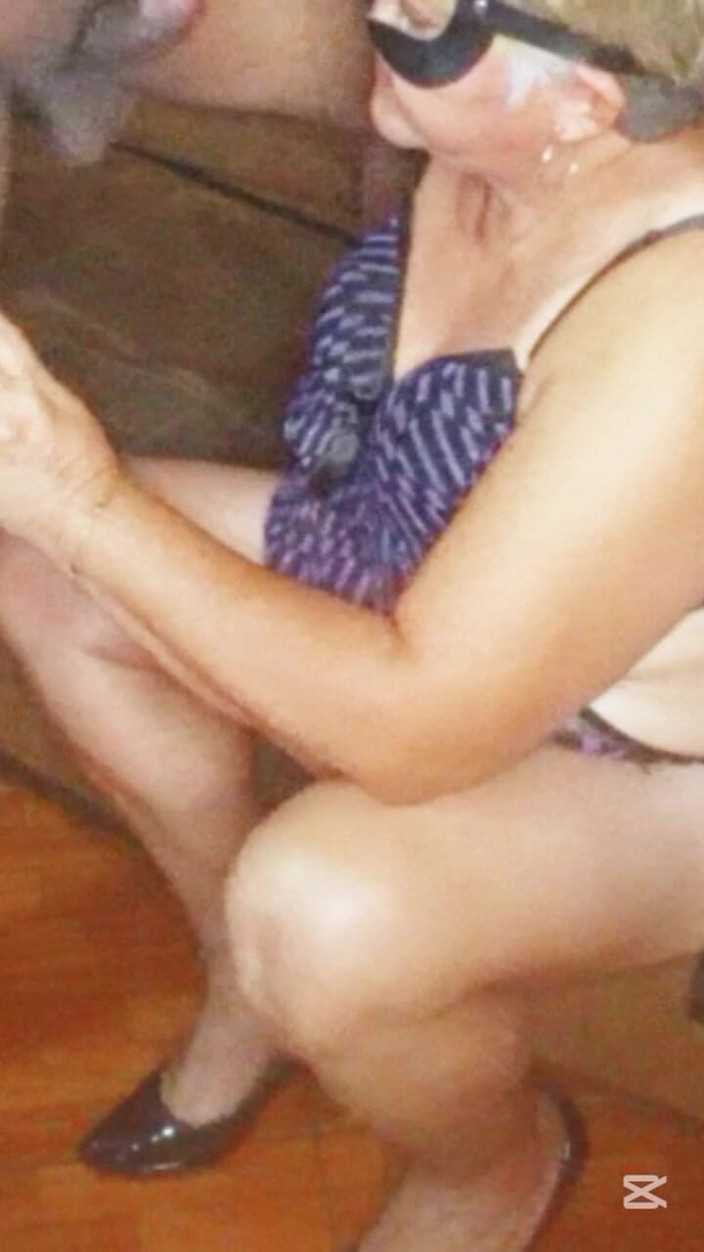 Sofixxx: 젊은 연인에게 자지를 빠는 미시 밀프