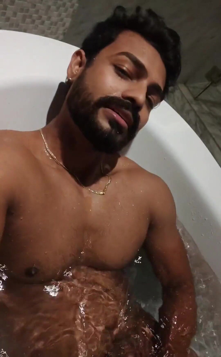 bonghunkx: Půlnoční nejžhavější masturbace ve vaně...