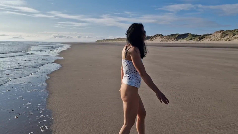 Nicky Brill: Spreading My Pussy and Pissing on the Beach