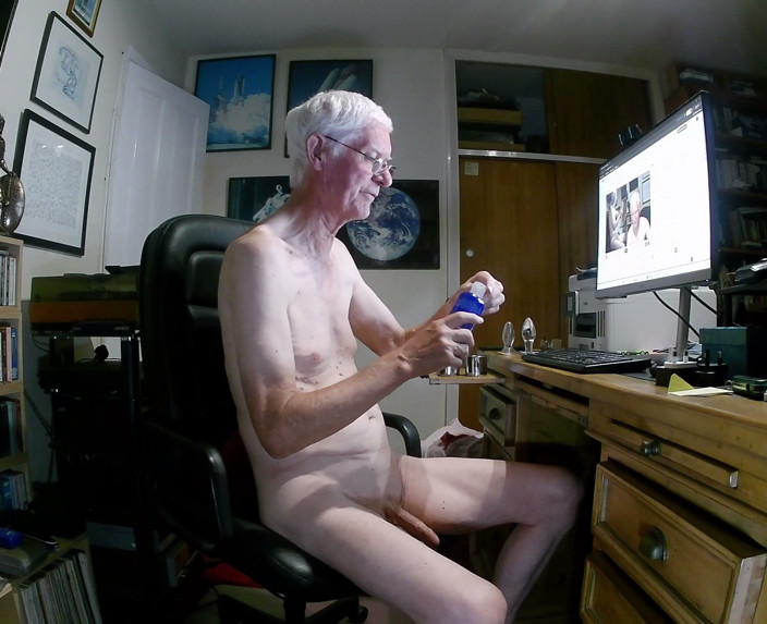 bigears: Obeying a Fan's Instructions on Live Web Show