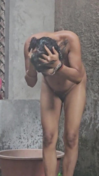 Desi villaggio indiano bella ragazza mentre fa il bagno