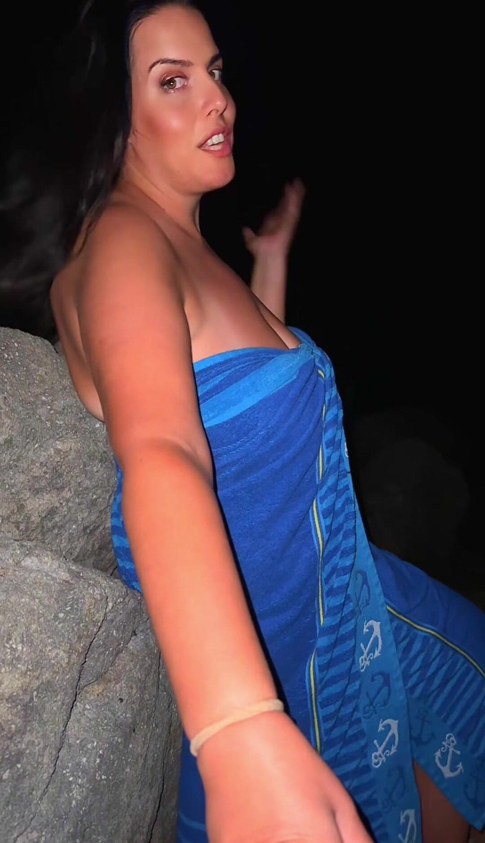 Young_strawberry: Ibu tiri menggodamu di pantai dan hitung mundur