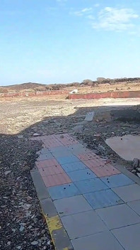 Sborrata veloce in bocca mentre camminavamo assolutamente nudi sotto il cielo blu