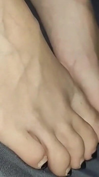 Cumshot Rahasia di Kaki Lucu Saudara Tirinya