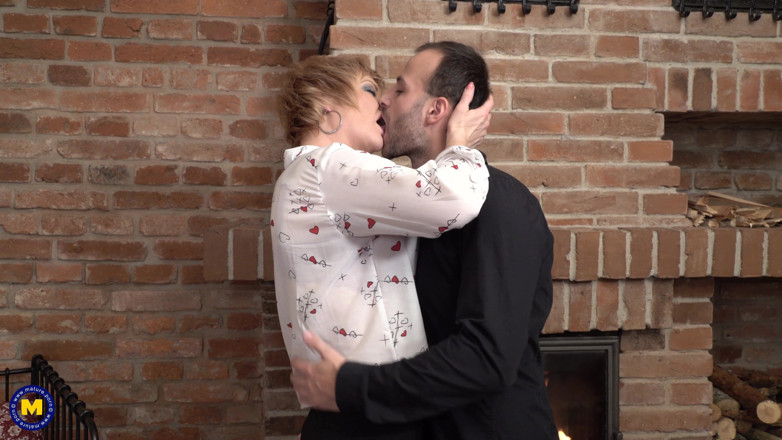 Mature NL: Naughty housewife having an affair with her new lover.