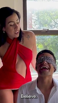 Сексуальна латина мамка se folla a un jovencito: nunca me habian follado durante un juego