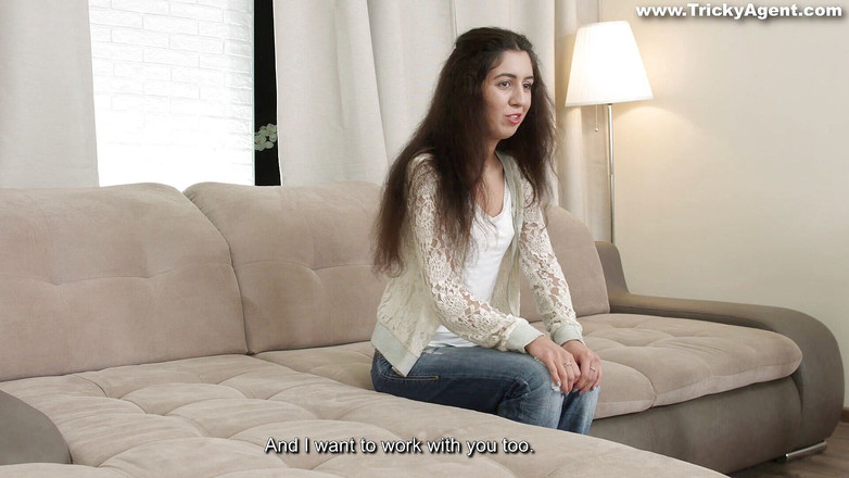 Tricky Agent: カメラは彼女の猫を愛しています