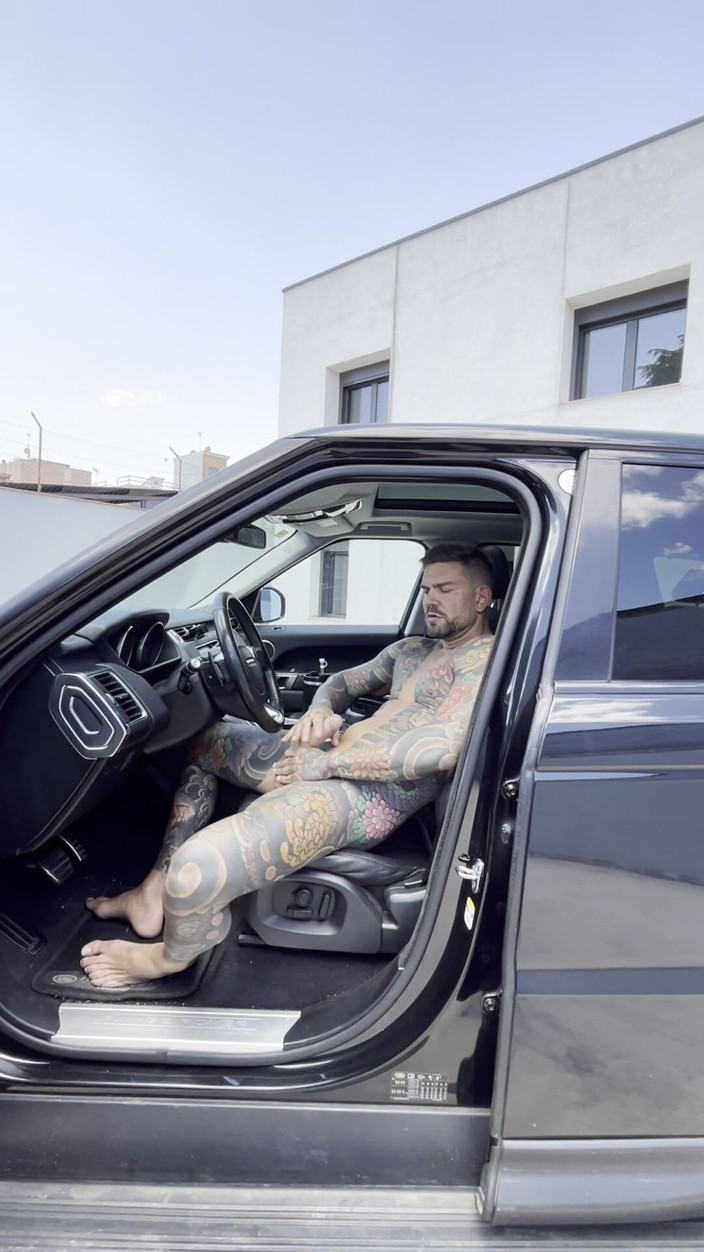Juan Lucho Gay: Гай мастурбує в машині