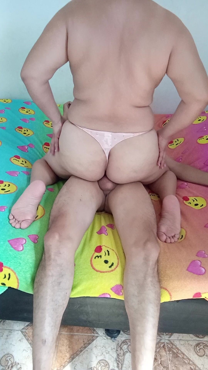 Couple amateur: Soție suge mască