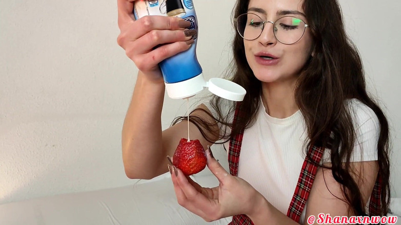 Shanaxnow: Strawberi dengan Shana Food Fetish