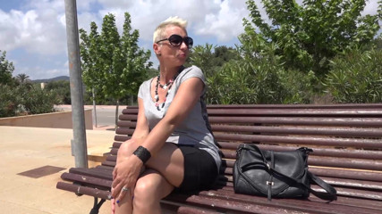 Nikky Thorne's Teen Club: Blondine mit kurzen haaren genießt es, im freien zu pissen