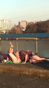 Sexy brunetka je vylízaná a vyprstěná starším mužem venku