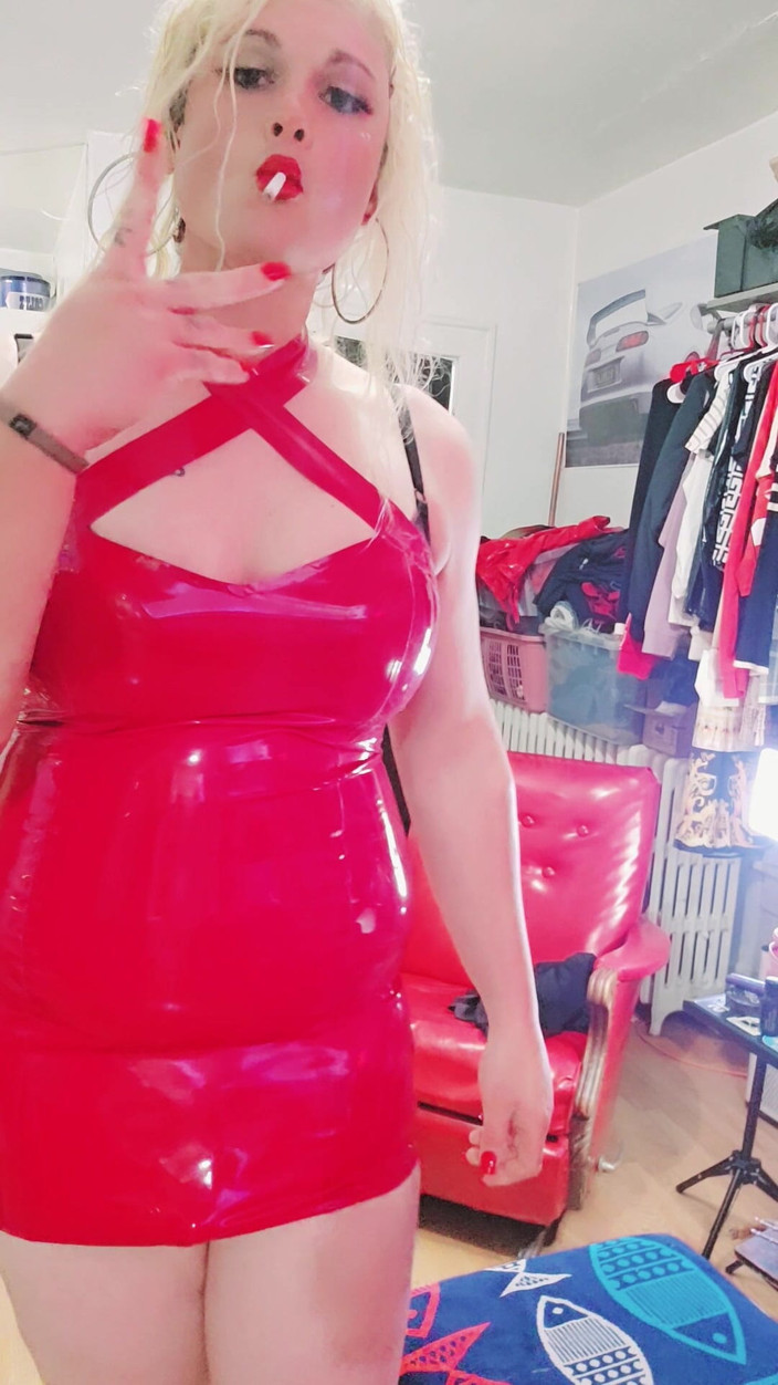 Darkfetish2k: Gorący lateks palenie Kylie Rey