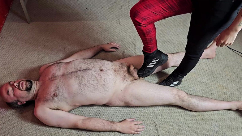 Domestic femdom: Tanrıça Rachie Tarafından Spor Ayakkabı Içinde Eziliyor