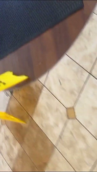Séance en voiture avec le footjob de nina avec un footjob
