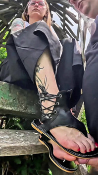 Sahibenin Ayaklarına Tap