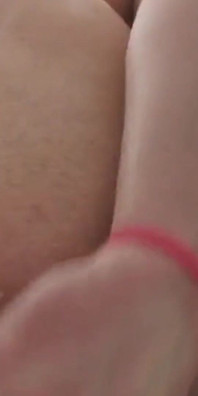 Cavalca un enorme dildo d'acciaio