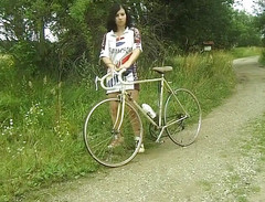 Flash Model Amateurs: Krásná brunetka se baví pózování v přírodě