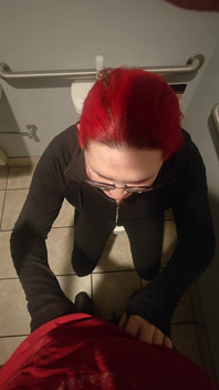 Tettona asiatica trappola sborrata discarica gola profonda allevata anale senza preservativo pecorina creampie in bagno pubblico