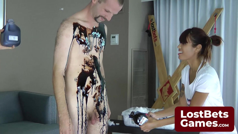 Lost Bets Games: Skupina tří přátel hraje divokou strip frenzy hru