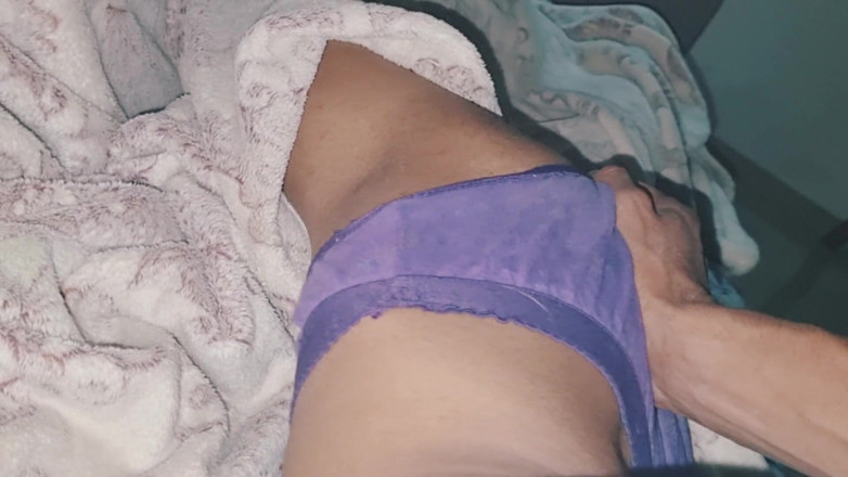 Nickey: Solo en pantalones