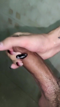 在淋浴时以慢动作撸管。漂亮的射精