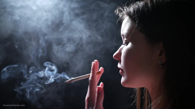 Russian Smokers: Yavaş sigara baştan çıkarma - duman, kıvrımlar ve kontrol
