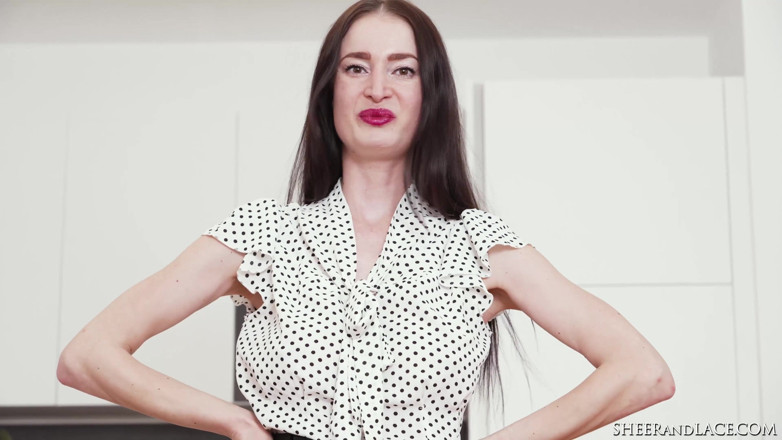 Sheer & Lace: İri göğüslü Çek ateşli evli kadın Silvia Sin külotlu çorapla dildoyla sikişiyor