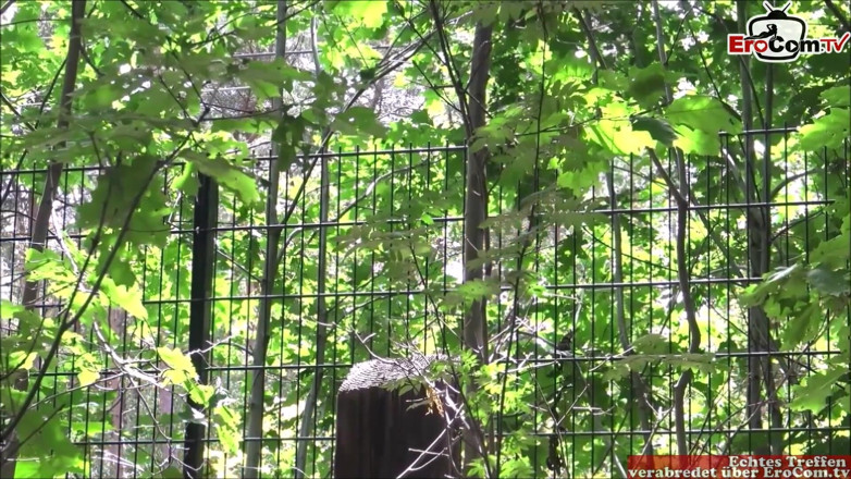 EroCom: Une grosse salope prend un rendez-vous sexuel dans la forêt...