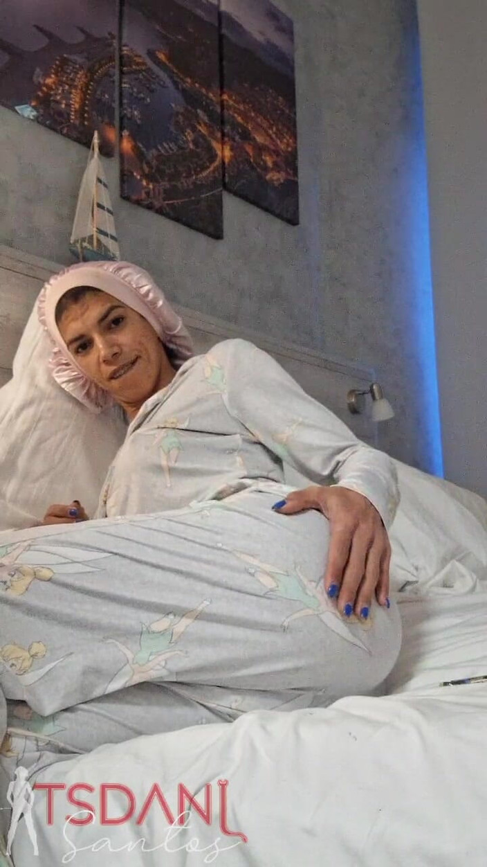 Tsdanisantos1: Zu Hause zeigt eine gute Shemale ihren Schwanz