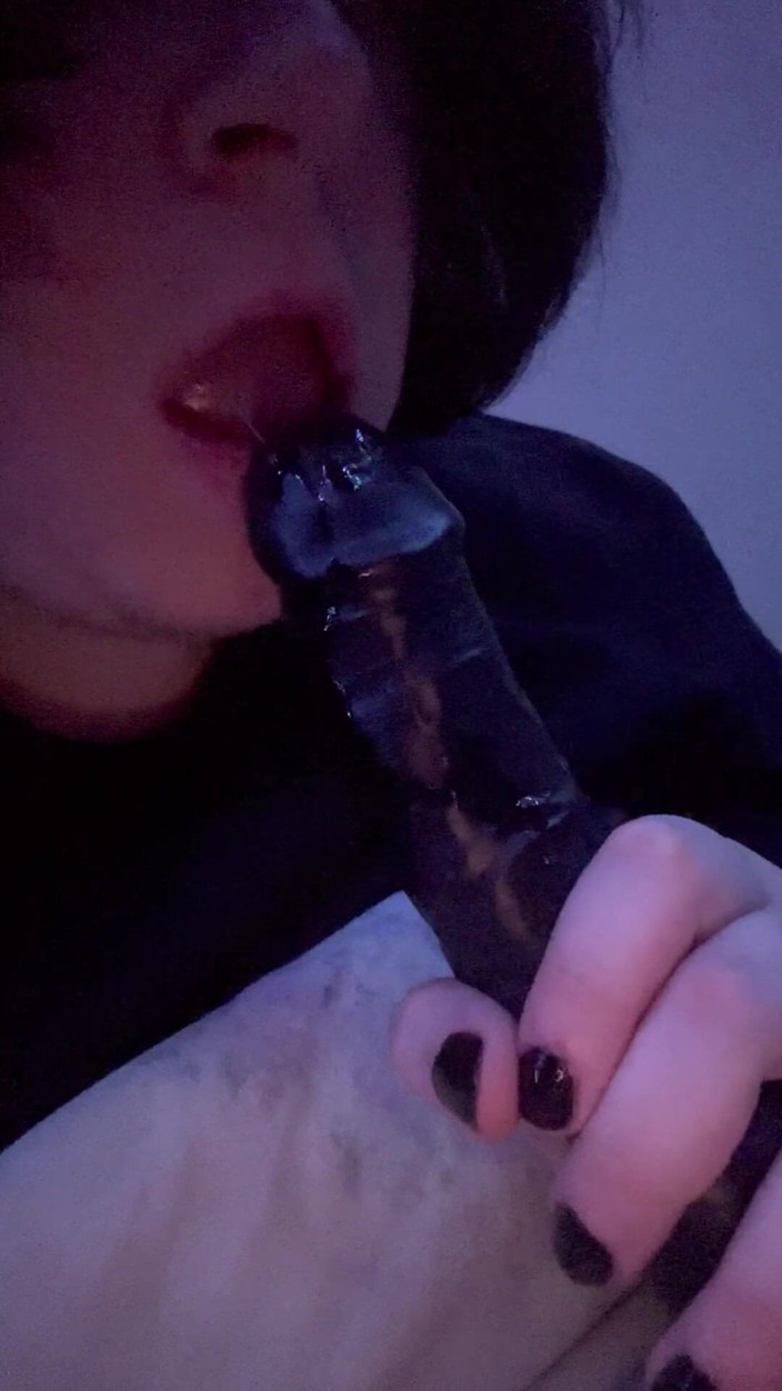 Sexualescape69: Succhio il mio dildo facendolo bello e bagnato