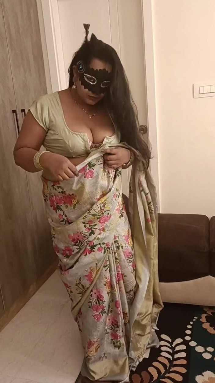 Spandana_Sweety: तेलुगु मॉडल स्पैन्डाना सौतेले बेटे के साथ चुदाई करती है