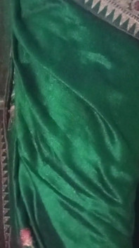 Indický gay crossdresser gaurisissy v zelené sárí mačká její velká prsa a prstí si zadek