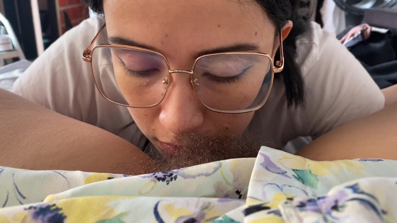 zoemelissa: Lésbica chupando um arbusto peludo doce