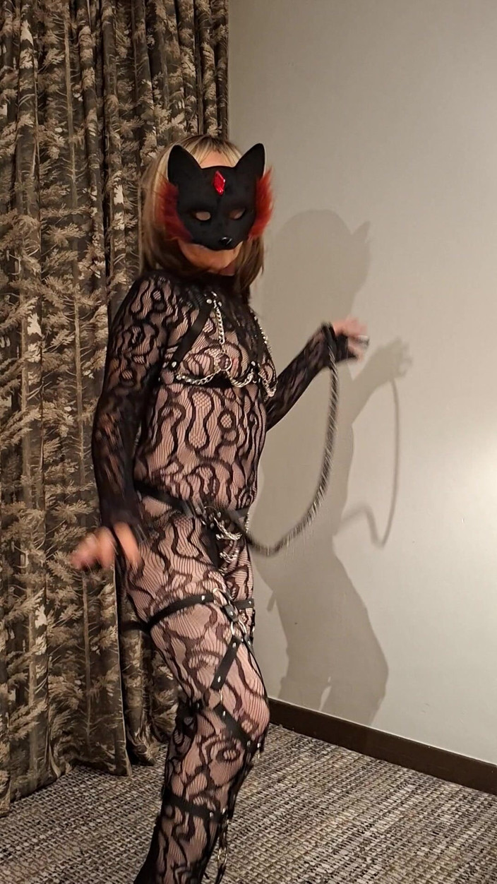 Chantillylace2025: Milf fierbinte se bucură de vibratorul ei