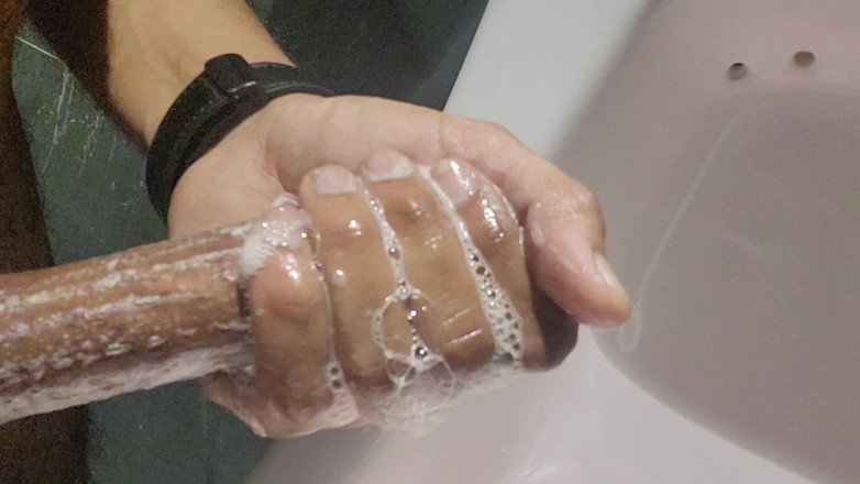 OnlineKrantikari: ムラムラしたオフィスワーカーが長い一日の後にこっそりトイレに忍び込み、マスターベーションをする
