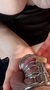 Jej umiejętne palce sprawiają, że cum 5 razy z rzędu