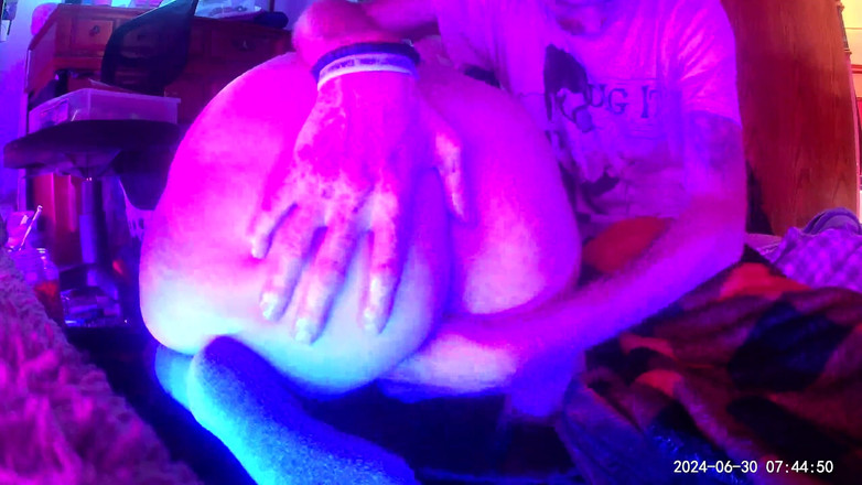 Fickna: Prsty zezadu vzadu