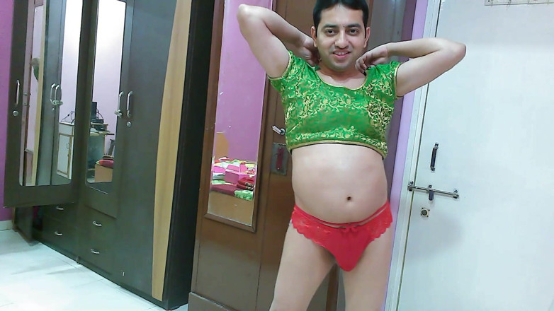 Cute & Nude Crossdresser: Tatlı kadın kılıklı travesti kadın erkek üstü ve külotlu tatlı lolipop.