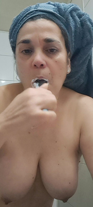 Mommy big hairy pussy: Memasukkannya ke dalam terowongan basah