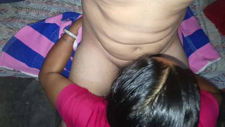 Kavita69: Sulu dudaklı sevimli Hintli yenge büyük yarağı yalıyor ve emiyor...