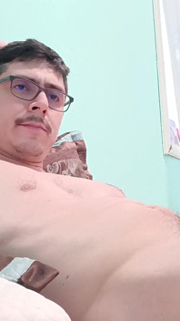 Un beau ringard se branle et éjacule sur thic milk