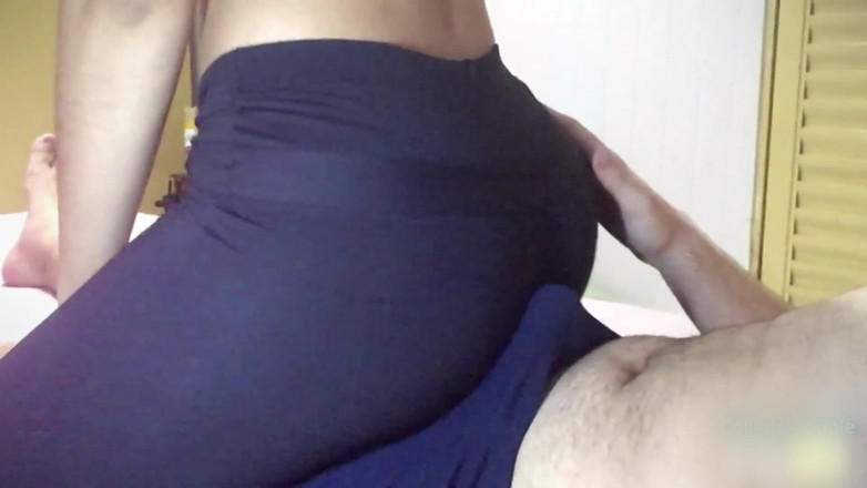 College-couple: Hanjob přes spodní prádlo, stříkání ve spodním prádle