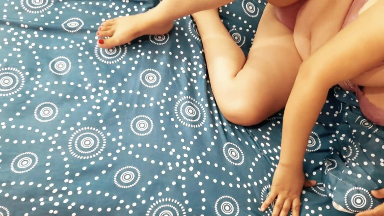 Jennifer Adams: मेरी सौतेली मम्मी पोर्नस्टार है, वह मुझे हस्तमैथुन करते हुए पकड़ती है और मेरे साथ चुदाई करती है