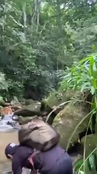 Aku pergi jalan-jalan dengan temanku yang lurus dan aku masturbasi dengannya