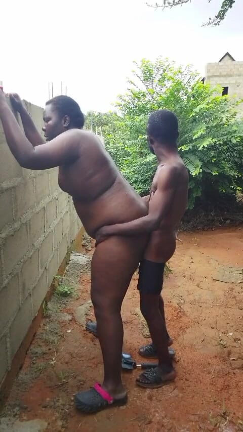 Sexydaddy: Chubby Bottoms Taken a Gaint Cock Behind a Fenced Building...