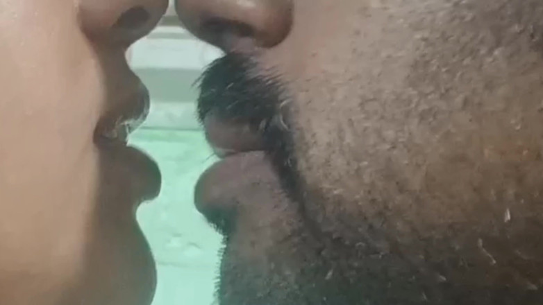 Palani69: Cewek sange ini lagi asik ciuman mesra di ranjang dan...
